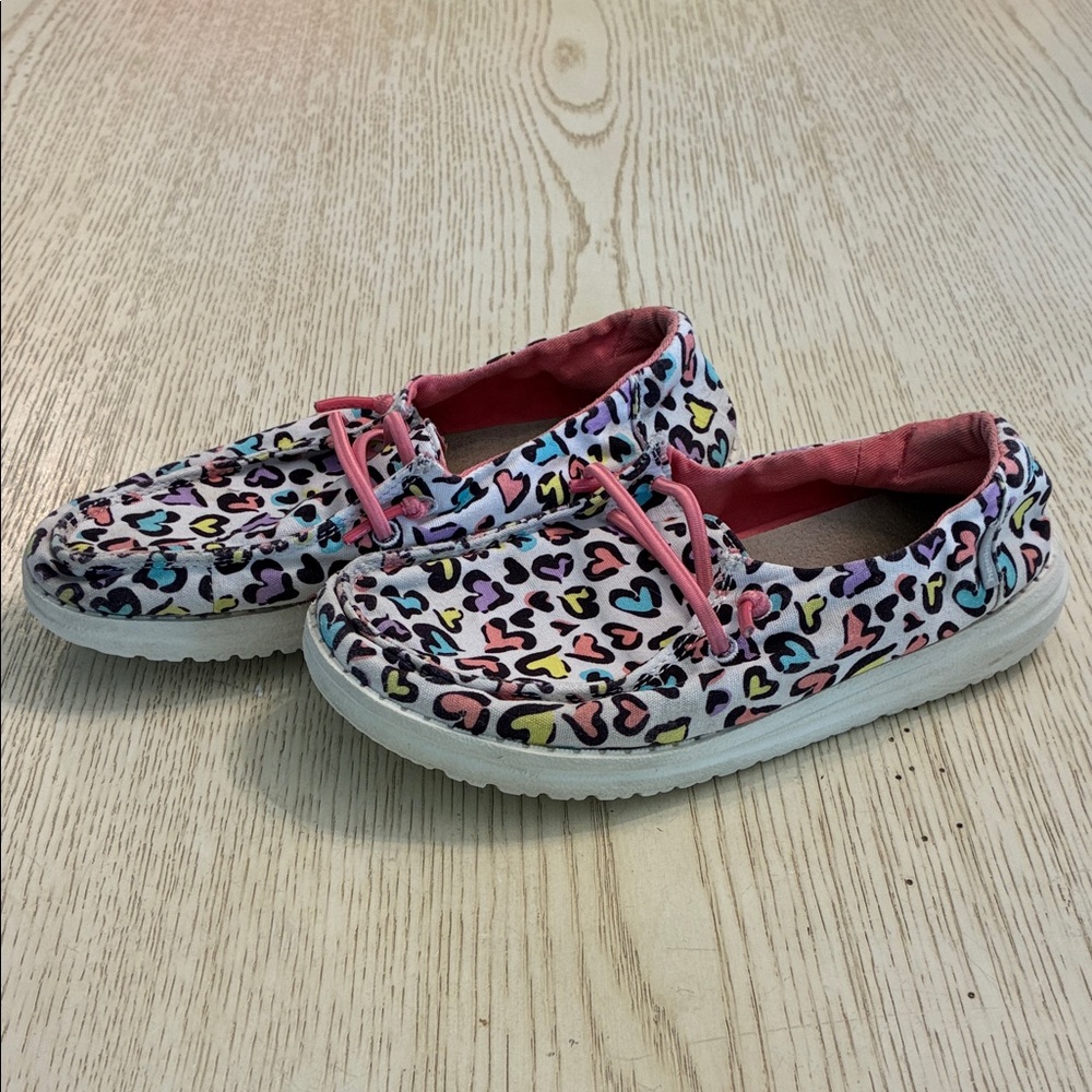 Girls Hey Dude Wendy White Leopard Hearts Loafer Shoes (Pink/White)